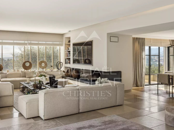 Intérieur d'une villa moderne et élégante avec vue panoramique sur la nature.