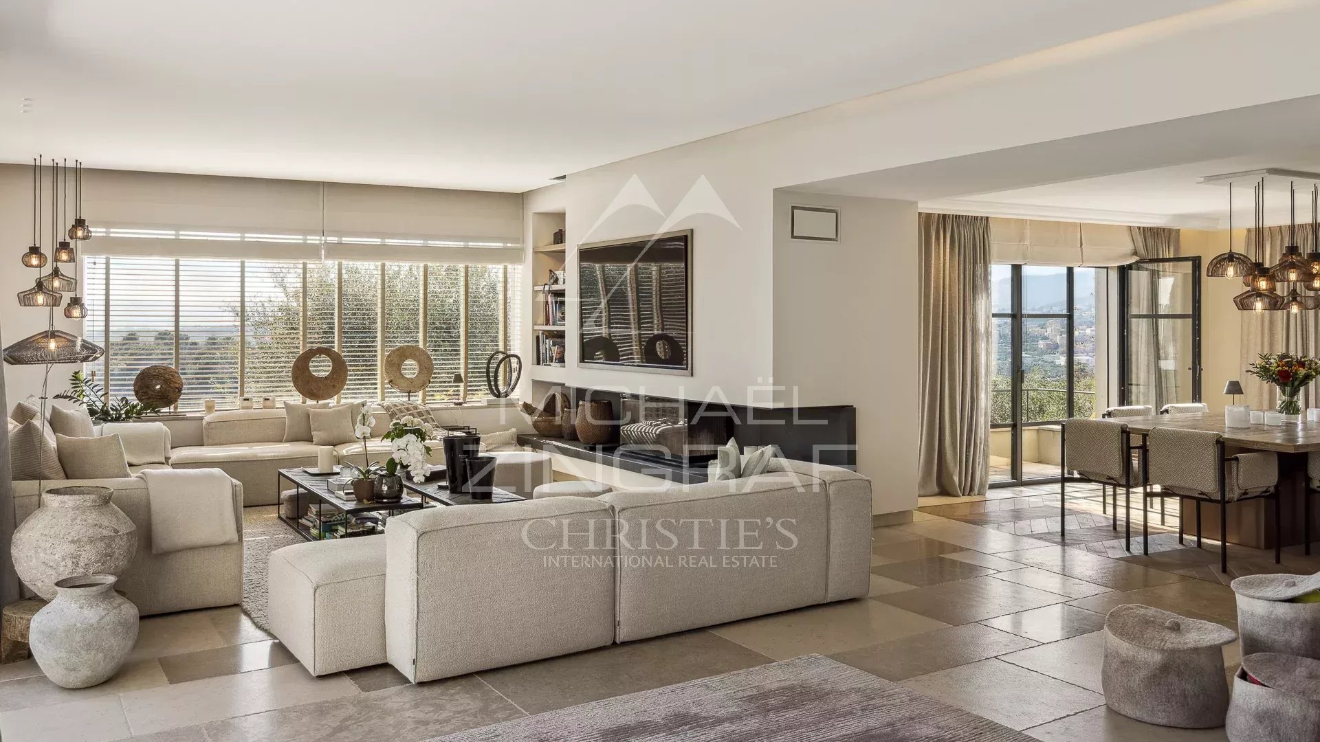 Villa moderne à Mougins Intérieur d'une villa moderne et élégante avec vue panoramique sur la nature.