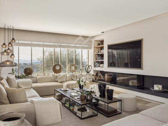 Intérieur d'une villa moderne et élégante avec vue panoramique sur la nature à Mougins.