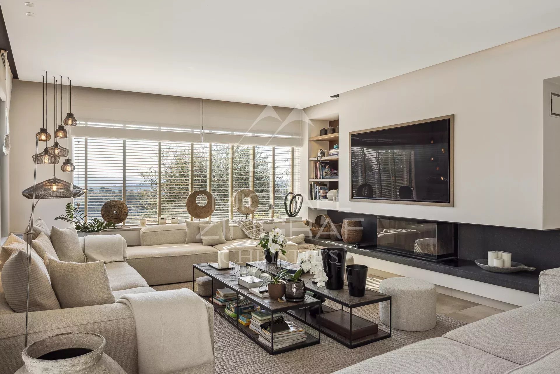 Villa moderne à Mougins Intérieur d'une villa moderne et élégante avec vue panoramique sur la nature à Mougins.
