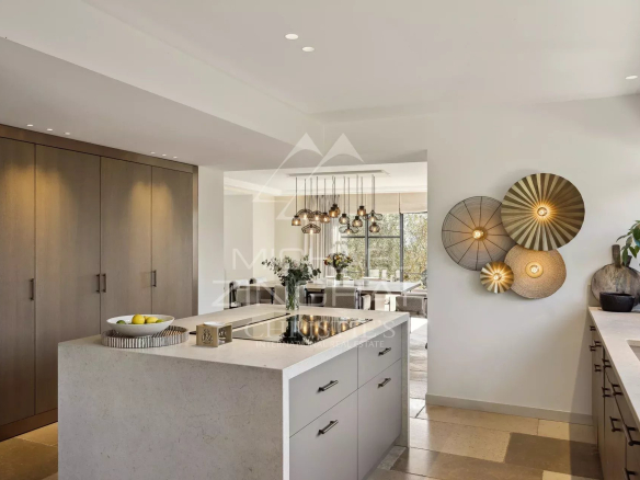 Intérieur d'une villa moderne à Mougins avec cuisine élégante et salle à manger lumineuse.