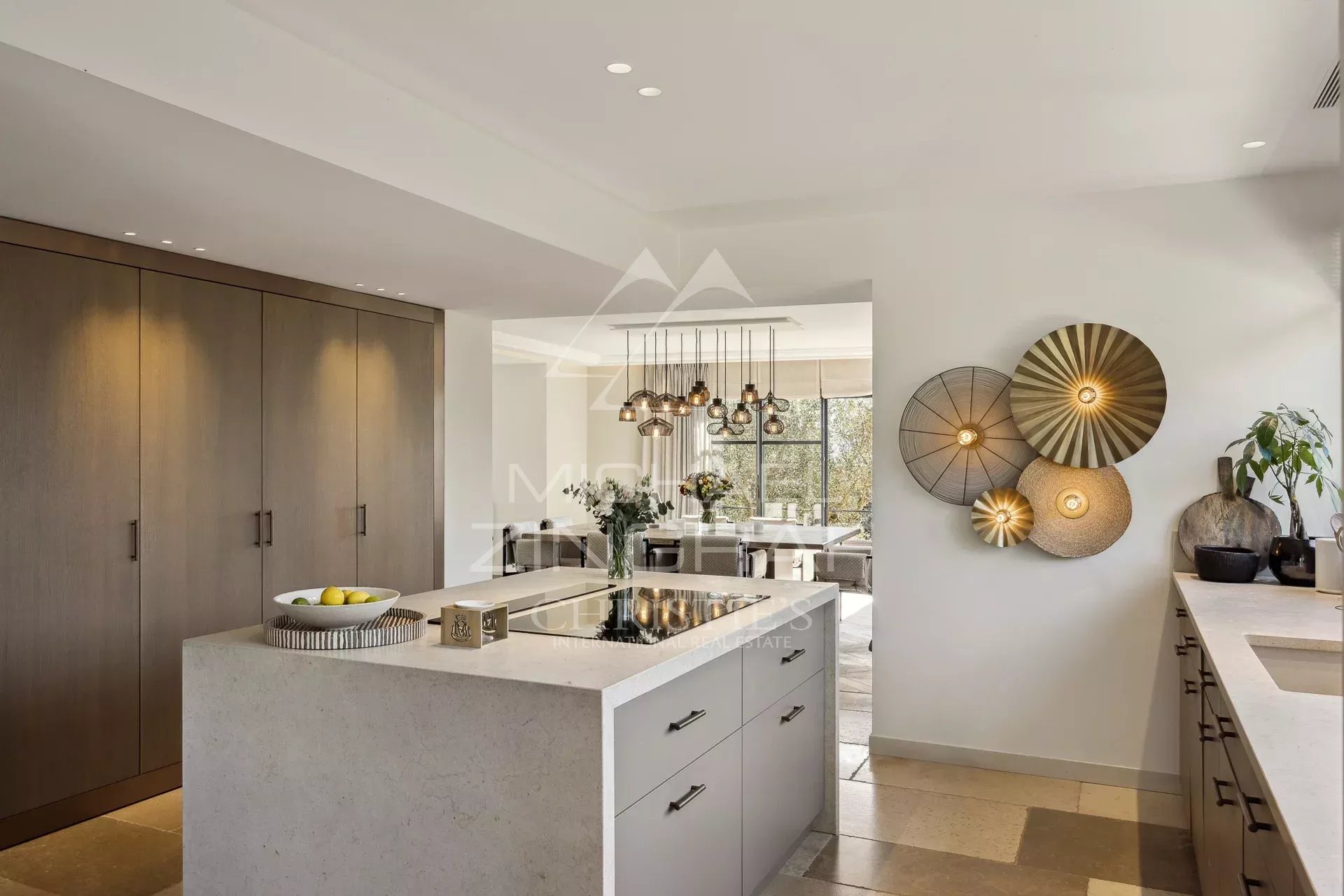 Intérieur d’une villa à Mougins Intérieur d'une villa moderne à Mougins avec cuisine élégante et salle à manger lumineuse.