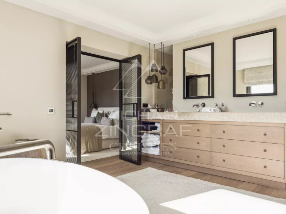 Salle de bain moderne avec baignoire et meuble en bois, éclairage naturel