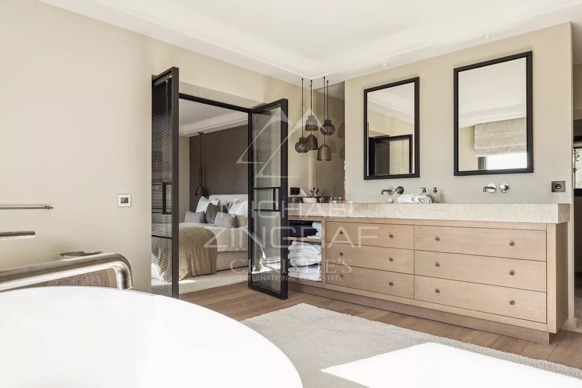 Salle de bain élégante Salle de bain moderne avec baignoire et meuble en bois, éclairage naturel