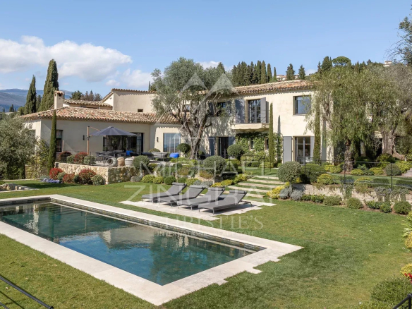 Villa rénovée avec piscine et jardin, vue panoramique sur la nature, proche de Mougins.