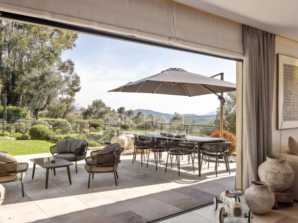 Terrasse d'une villa avec vue panoramique sur la verdure et les montagnes à Mougins.