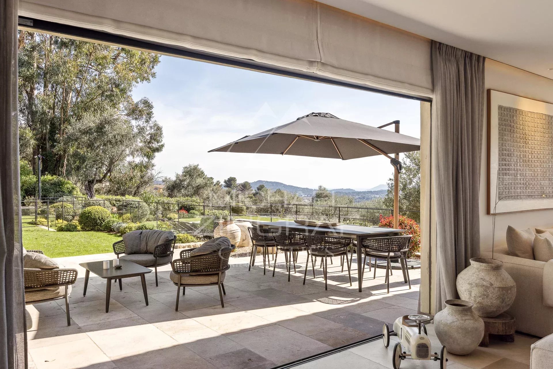 Vue panoramique depuis la terrasse Terrasse d'une villa avec vue panoramique sur la verdure et les montagnes à Mougins.