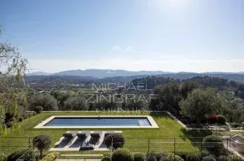 Vue panoramique d'une villa avec piscine entourée de verdure près de Mougins.