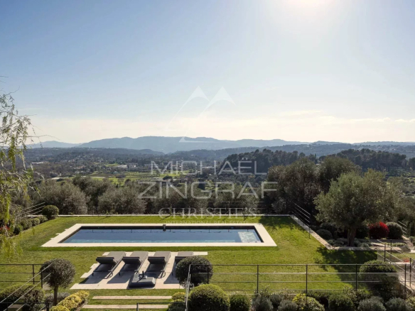 Vue panoramique d'une villa avec piscine et verdure à Mougins.
