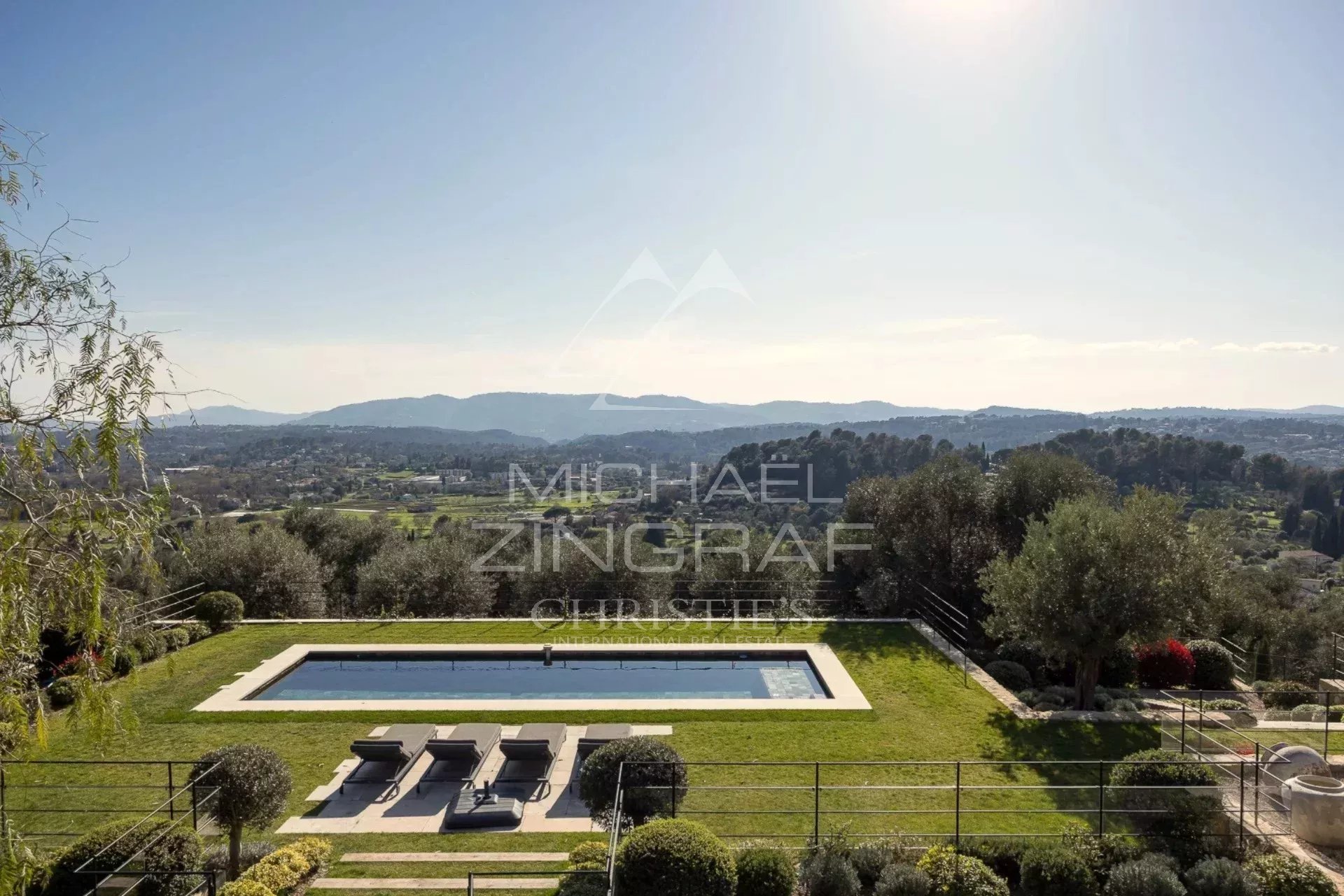 Villa avec vue panoramique à Mougins Vue panoramique d'une villa avec piscine et verdure à Mougins.
