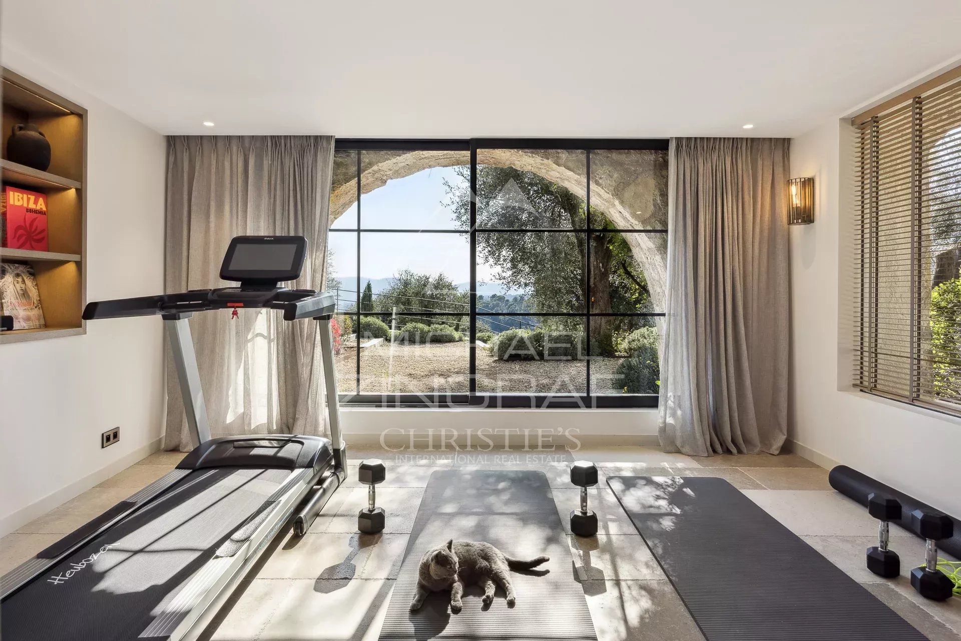 Intérieur moderne d’une villa à Mougins Intérieur d'une villa à Mougins avec vue panoramique, équipements de fitness et décoration moderne.