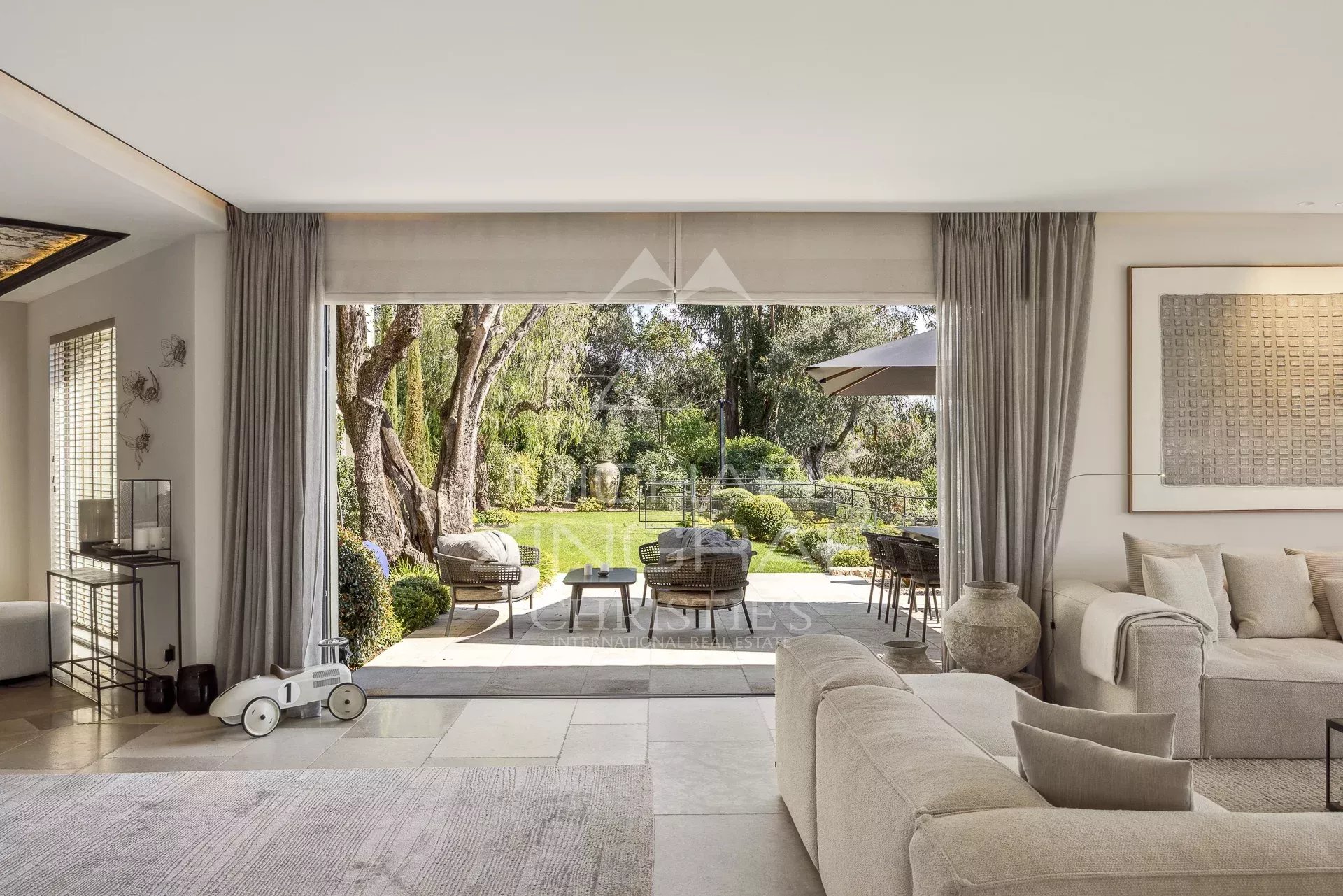 Villa moderne à Mougins Intérieur d'une villa moderne avec vue sur un jardin verdoyant à Mougins.