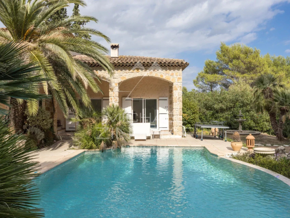 Provençal villa with swimming pool in a green setting in Mougins.
