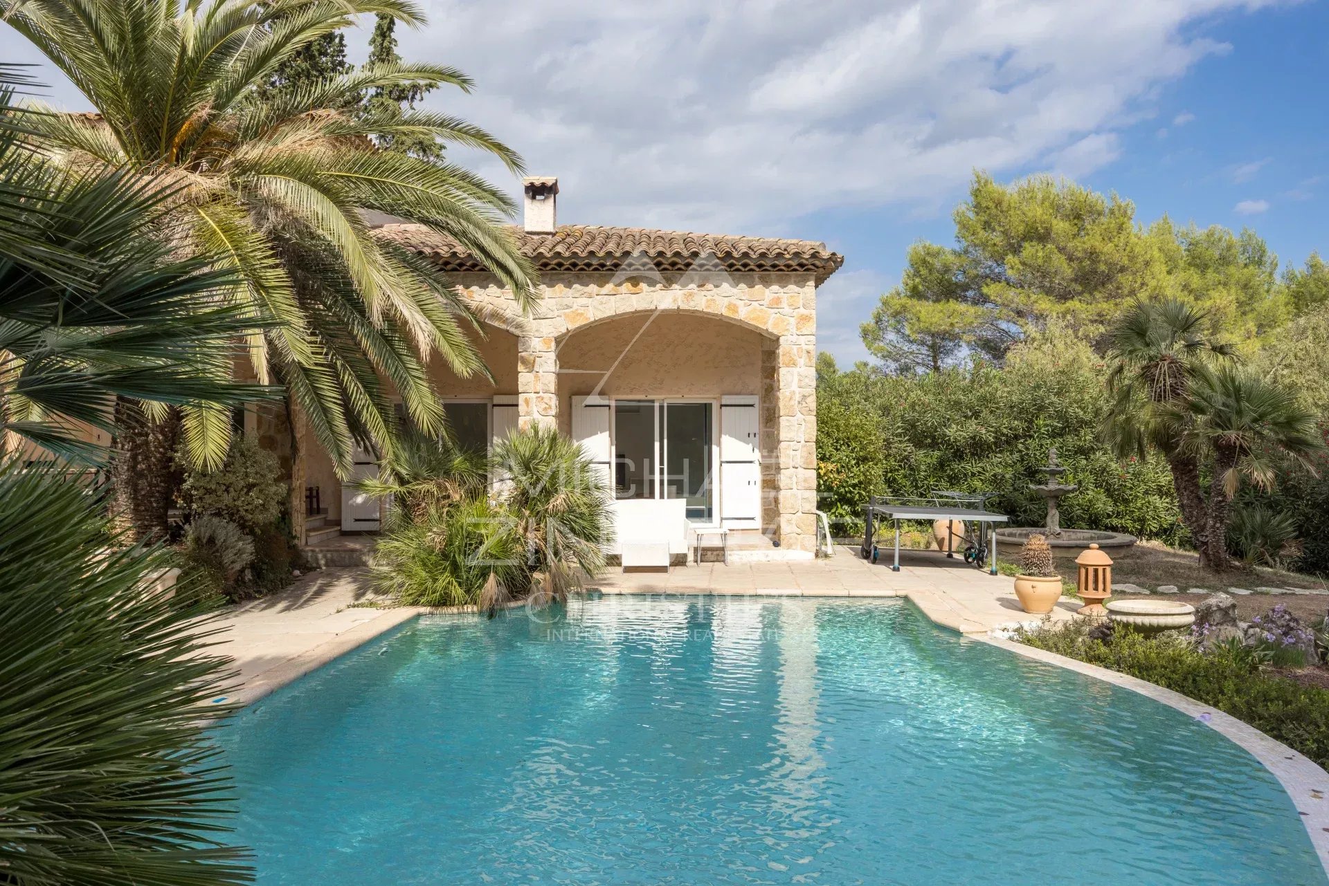 Provençal villa with swimming pool in a green setting in Mougins.