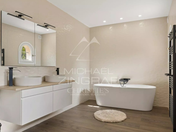 Modern bathroom with bathtub and double sink in a Provençal villa in Mougins.