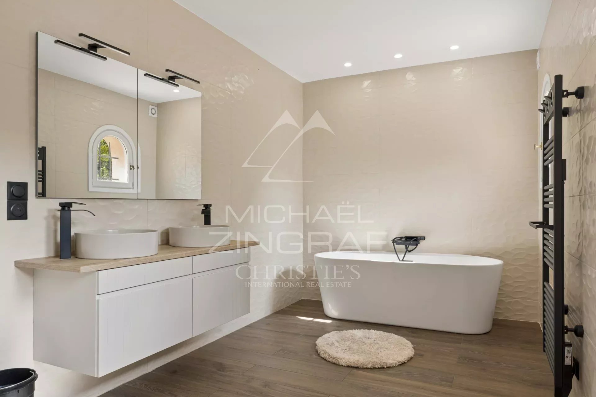Modern bathroom with bathtub and double sink in a Provençal villa in Mougins.