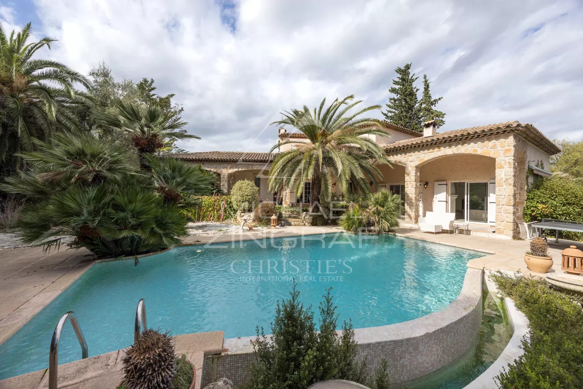 Provençal villa with swimming pool and garden in Mougins, France.