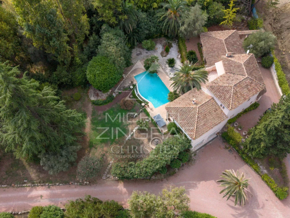 Aerial view of a Provençal villa with swimming pool and garden in Mougins.