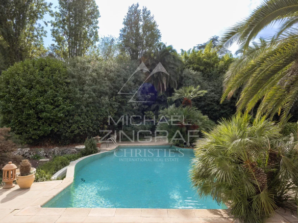 View of the swimming pool surrounded by greenery in a Provençal villa in Mougins.