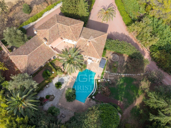 Aerial view of a Provençal villa with swimming pool and garden in Mougins