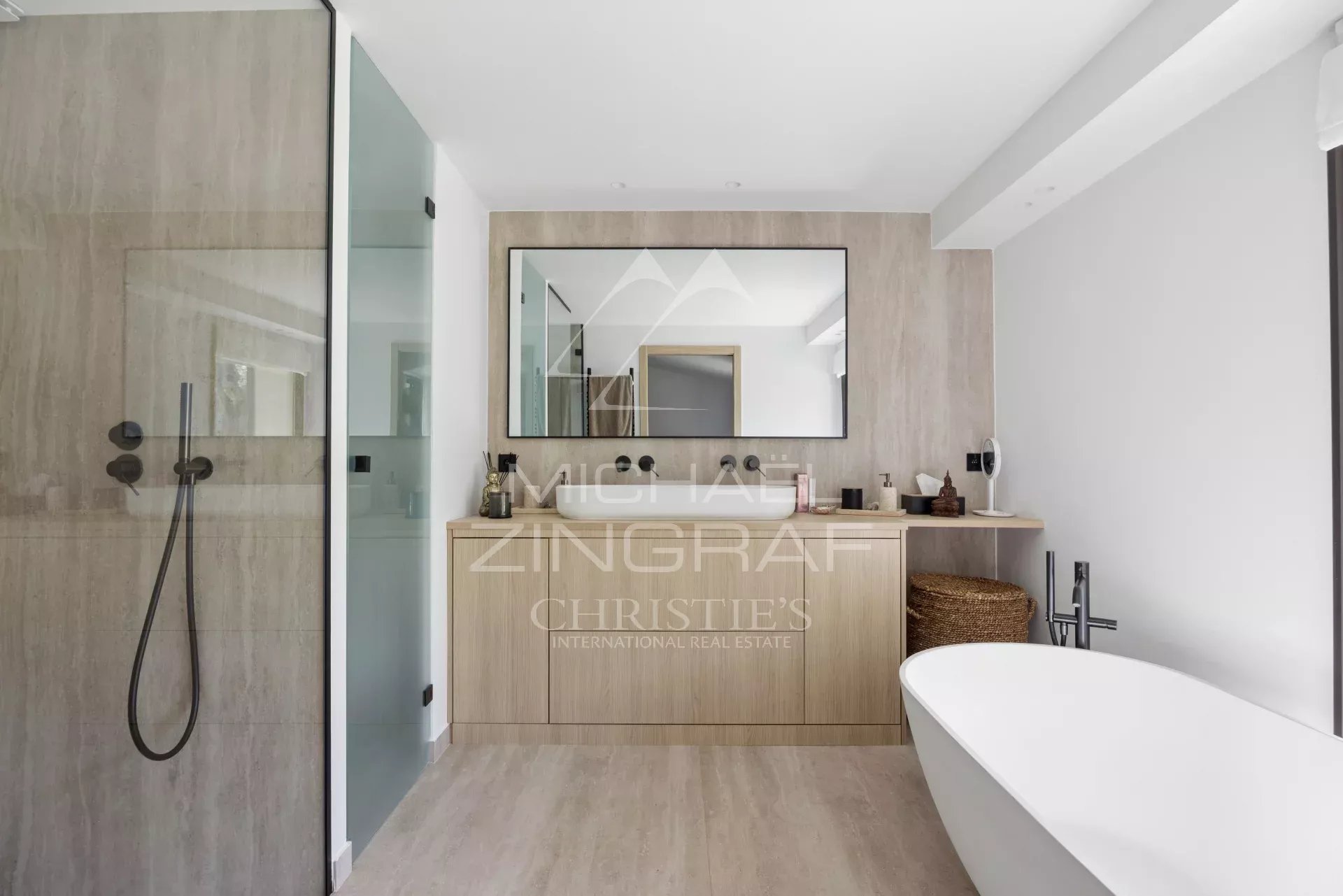 Salle de bains moderne avec baignoire et miroir, décorée avec des matériaux de qualité.