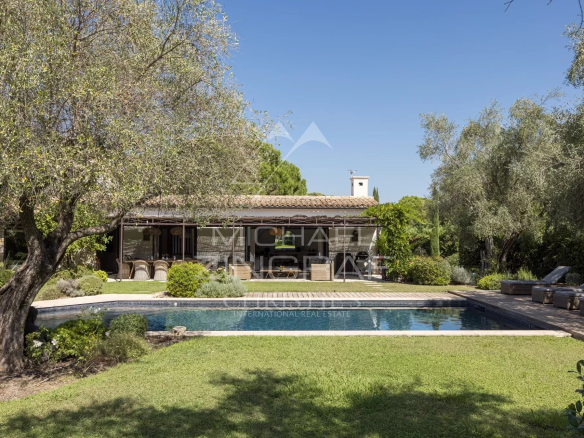 Villa familiale avec piscine et jardin paysager à Mougins