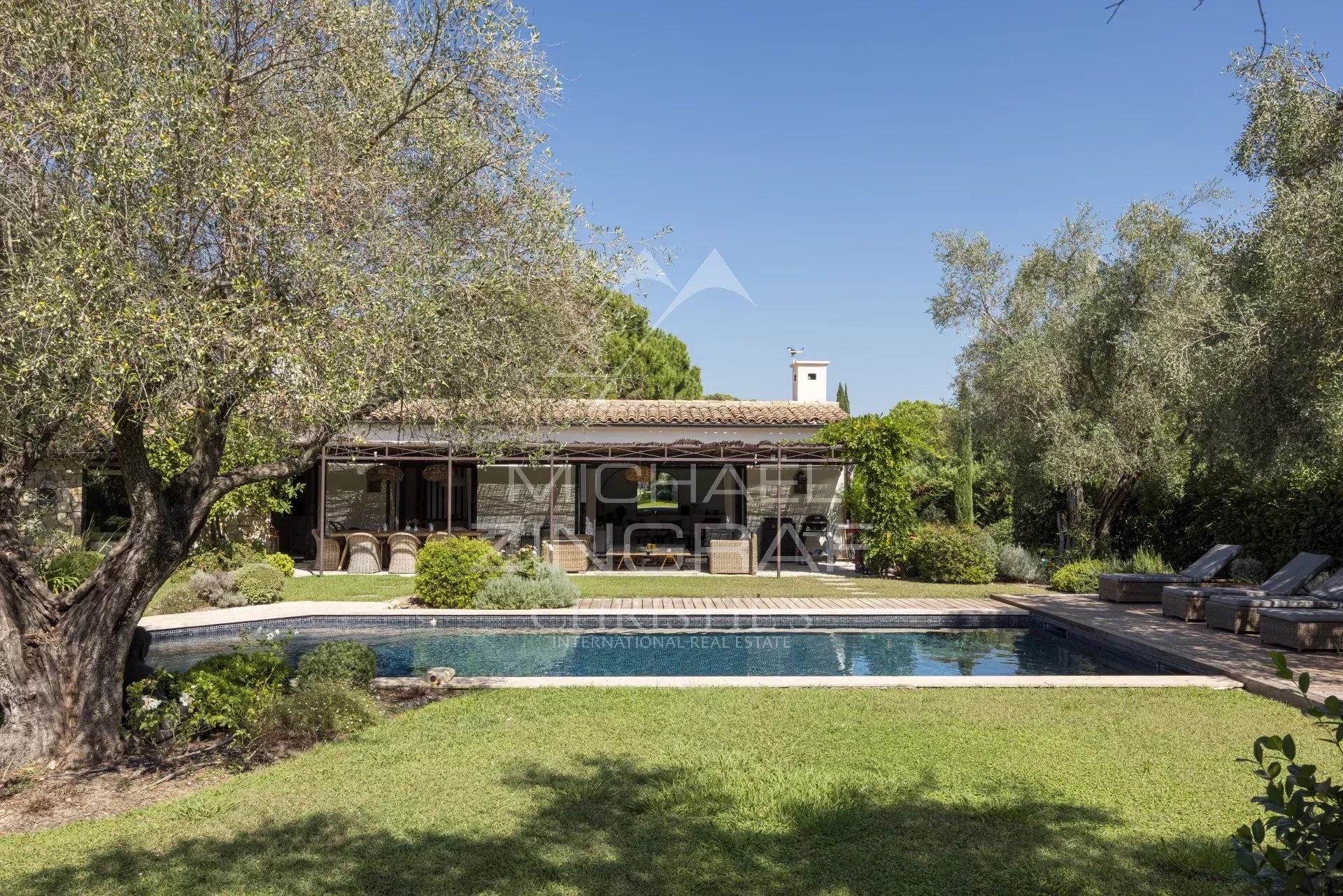 Villa familiale avec piscine et jardin paysager à Mougins