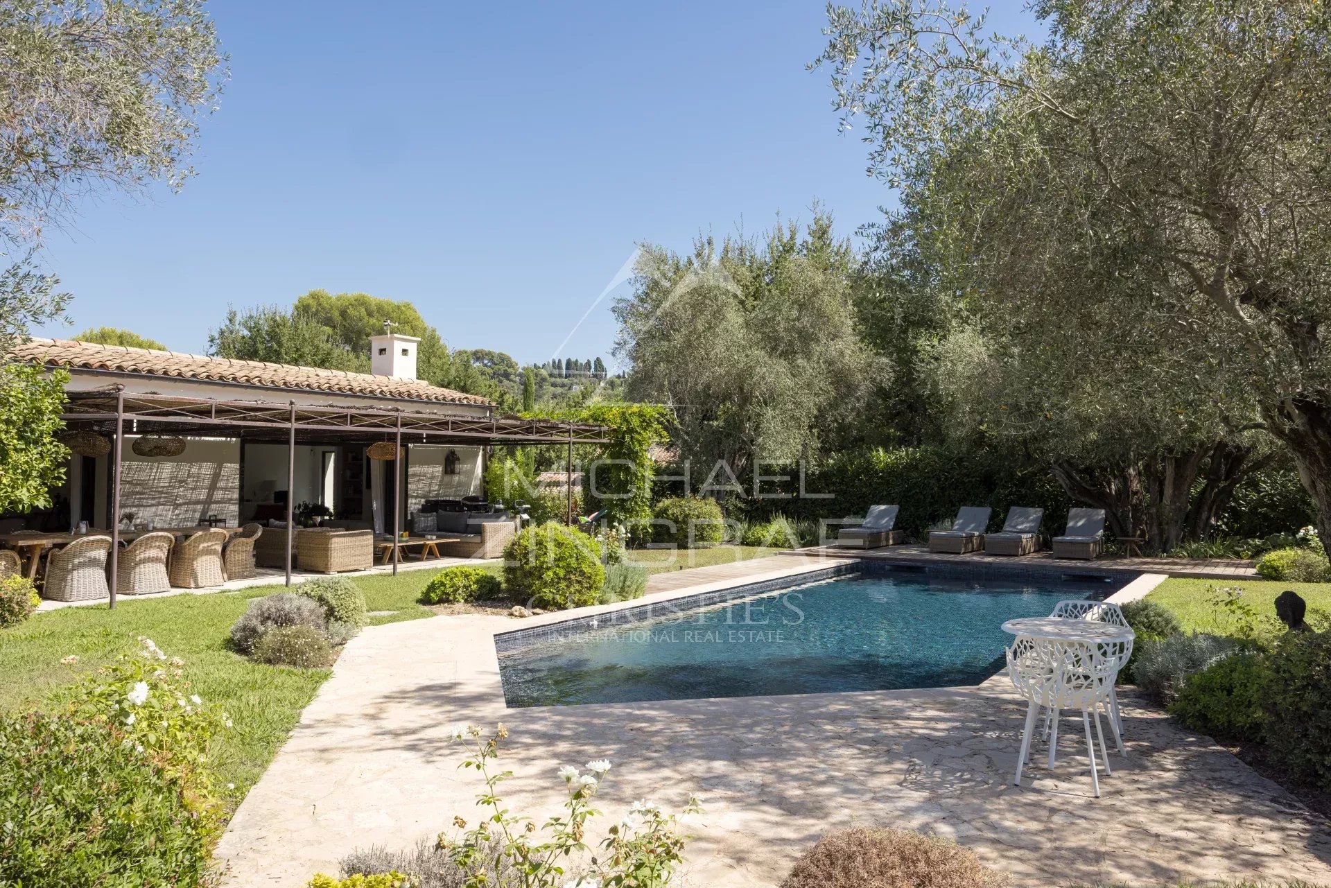 Villa familiale rénovée avec piscine et jardin paysager à Mougins.