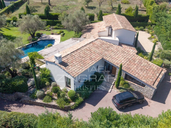 Villa familiale rénovée avec piscine et jardin paysager dans un domaine fermé à Mougins.
