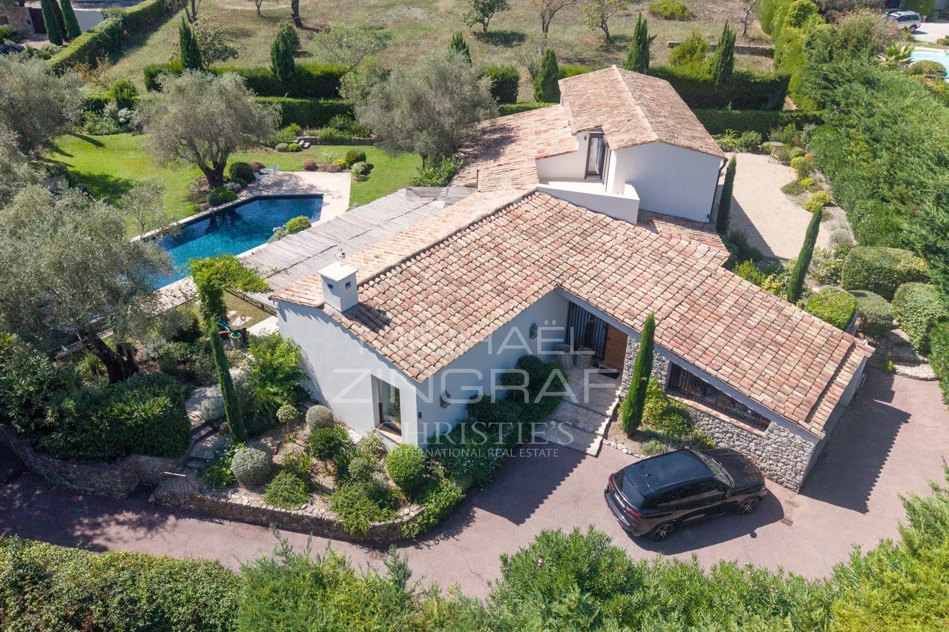 Villa familiale rénovée avec piscine et jardin paysager dans un domaine fermé à Mougins.