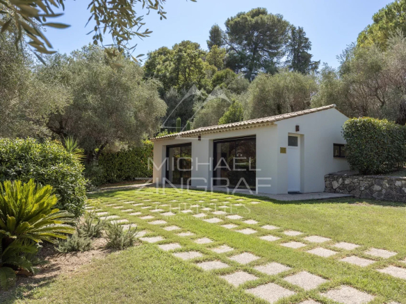 Villa familiale rénovée avec jardin et terrasse à Mougins.