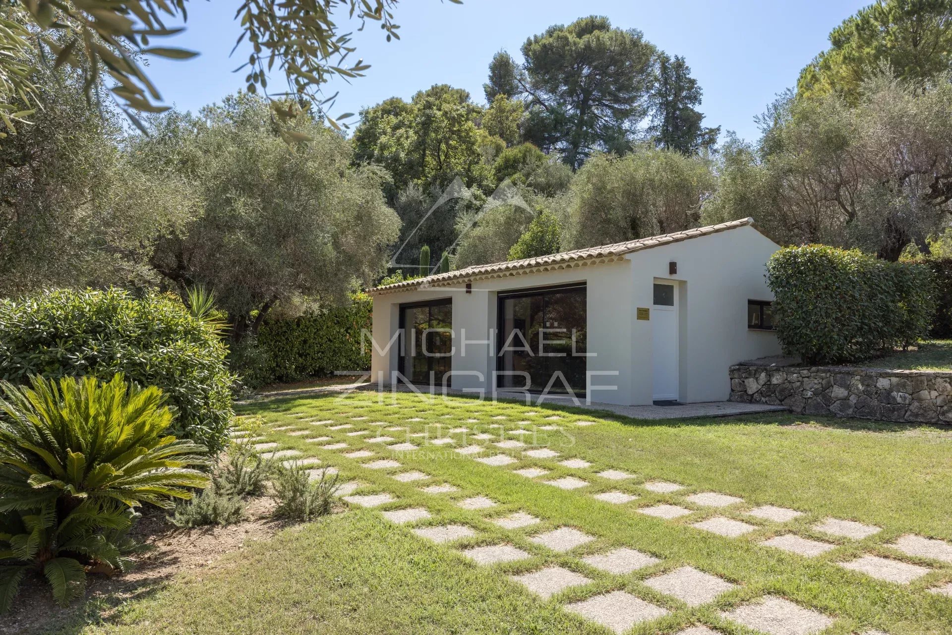 Villa familiale rénovée avec jardin et terrasse à Mougins.