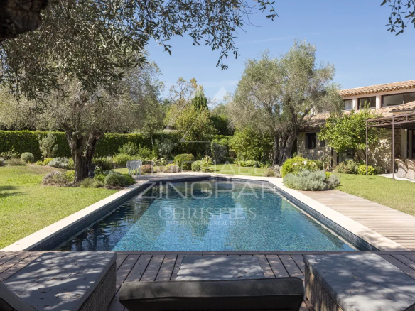 Villa familiale avec piscine et jardin paysager à Mougins.