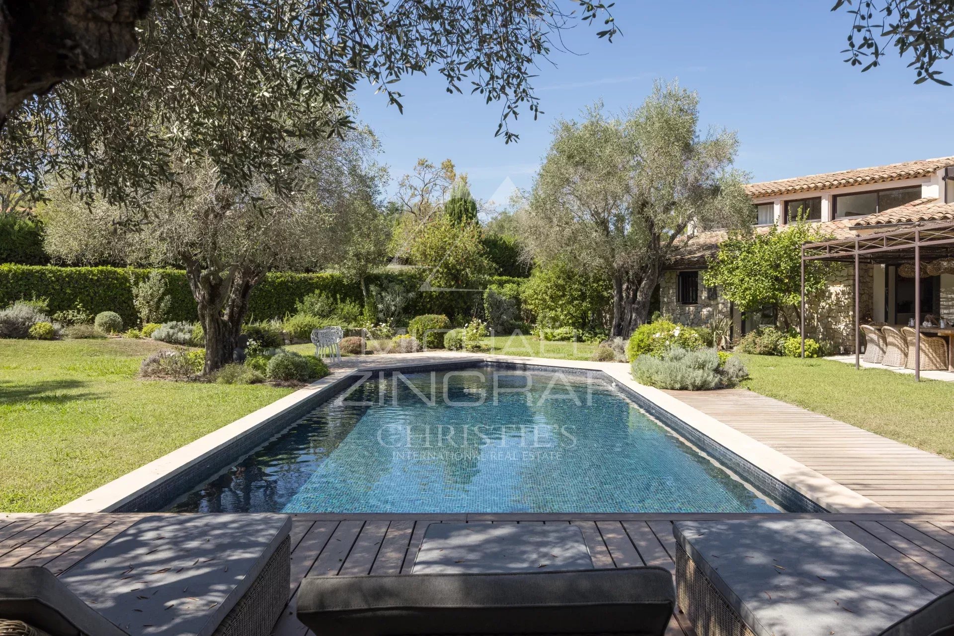 Villa familiale avec piscine et jardin paysager à Mougins.