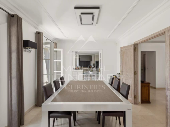 Intérieur d'une villa à Mougins avec une salle à manger lumineuse et élégante.