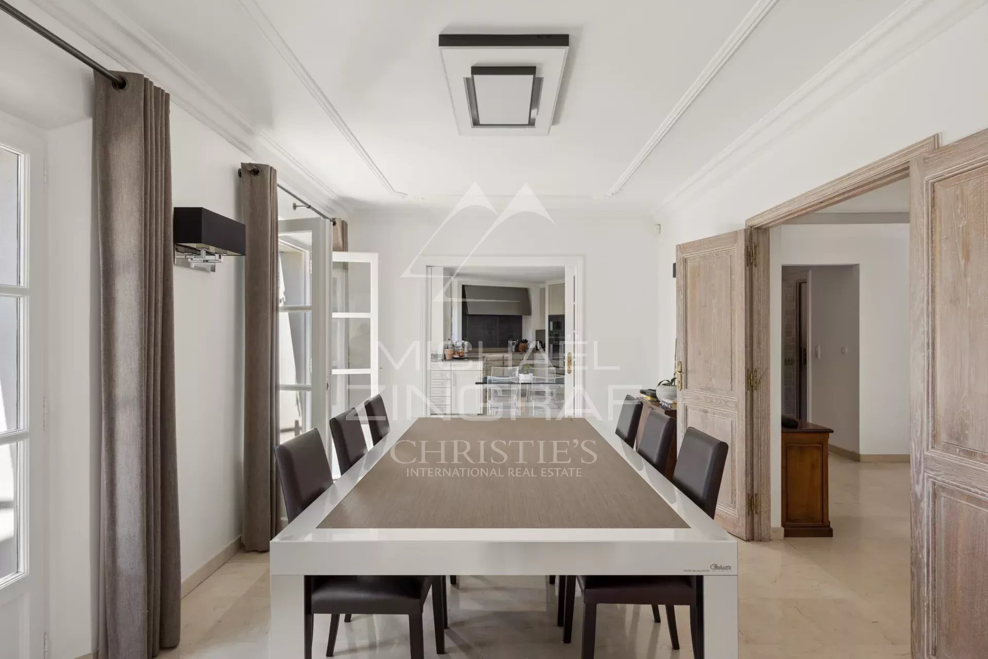 Salle à manger d’une villa à Mougins Intérieur d'une villa à Mougins avec une salle à manger lumineuse et élégante.