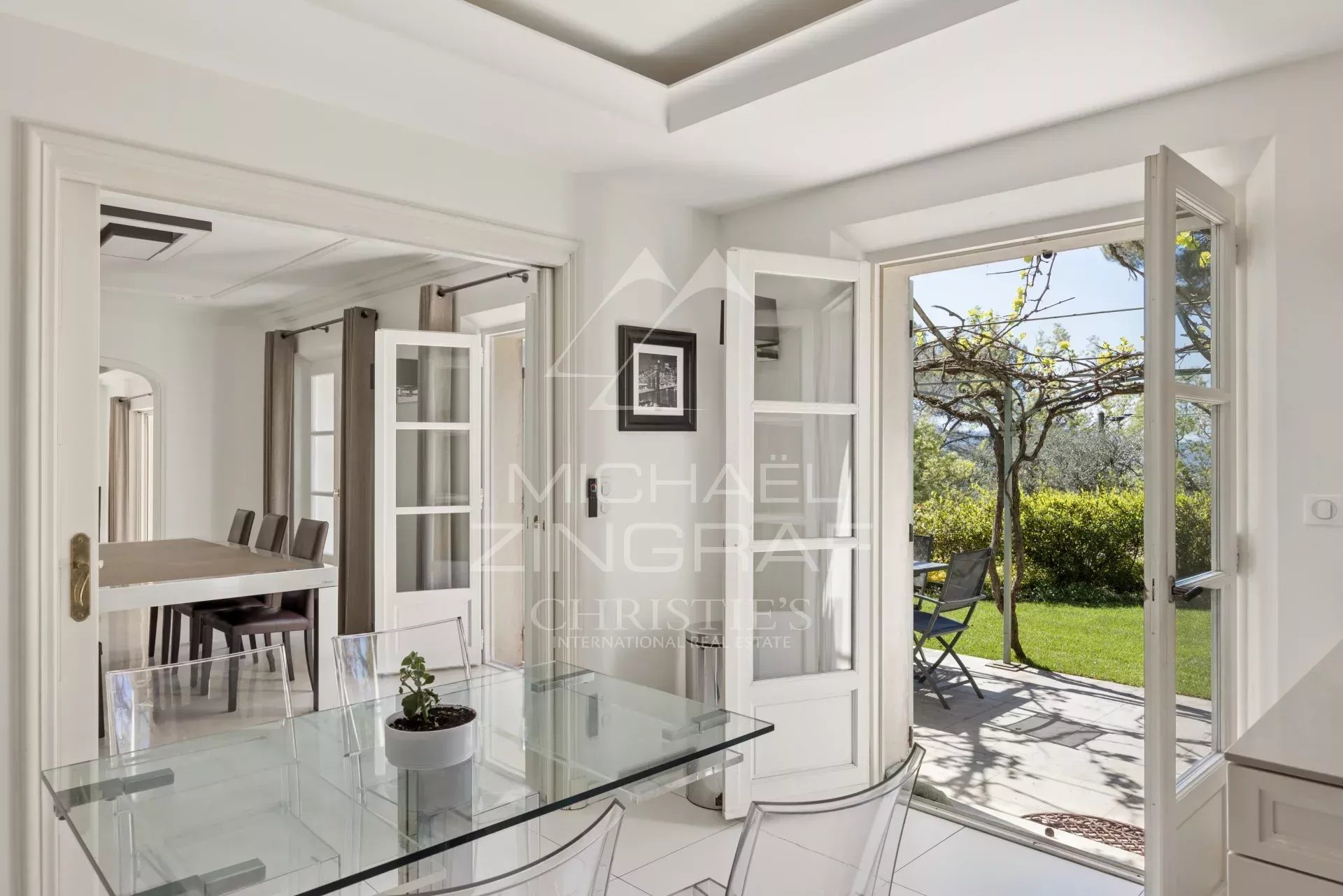 Intérieur d’une villa à Mougins Intérieur d'une villa à Mougins avec une salle à manger lumineuse et accès au jardin.