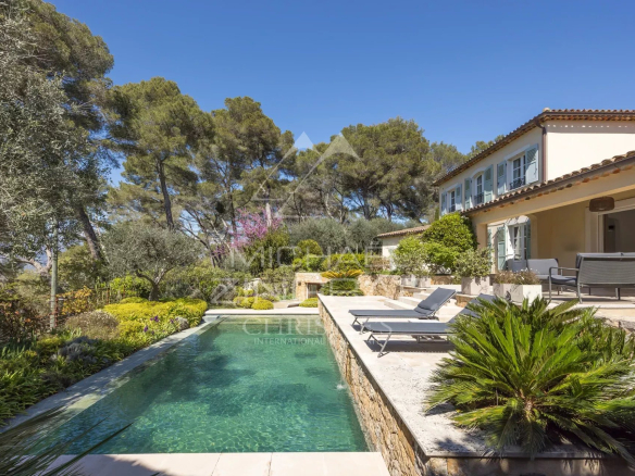 Villa avec piscine et jardin paysager à Mougins, ensoleillée et élégante.
