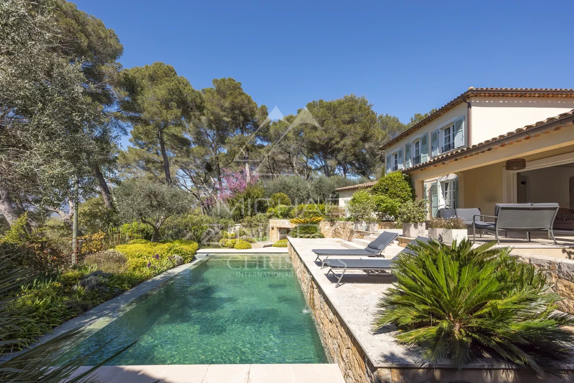 Villa de charme à Mougins Villa avec piscine et jardin paysager à Mougins, ensoleillée et élégante.