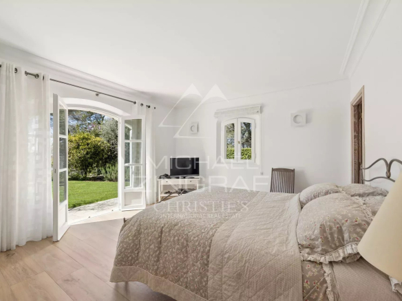 Chambre d'une villa à Mougins avec accès à un jardin.