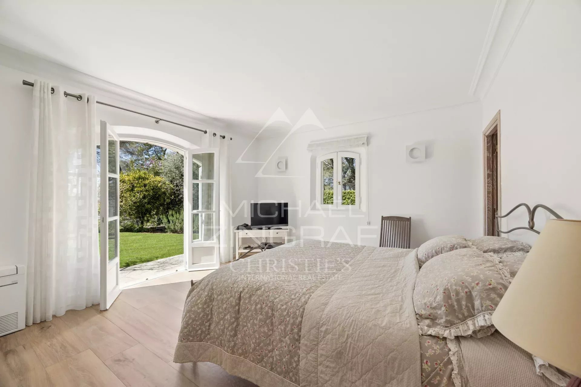 Chambre de villa à Mougins Chambre d'une villa à Mougins avec accès à un jardin.