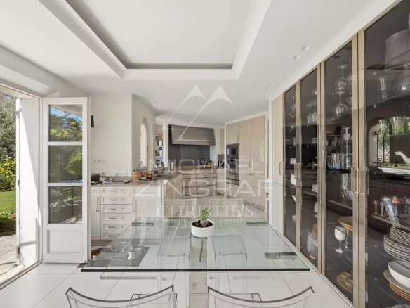 Intérieur d'une villa à Mougins avec une cuisine moderne et un espace de vie lumineux.