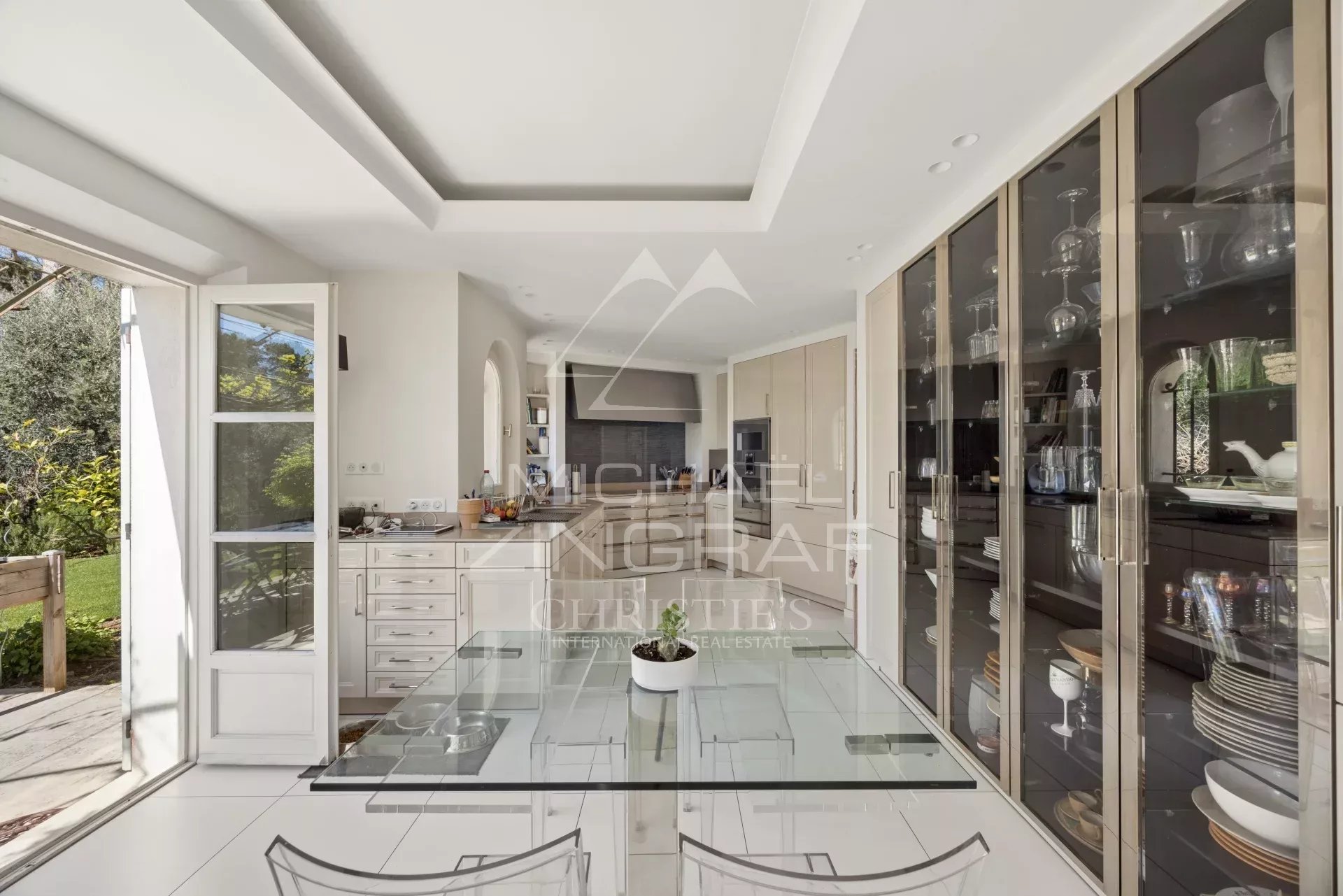 Intérieur d’une villa à Mougins Intérieur d'une villa à Mougins avec une cuisine moderne et un espace de vie lumineux.