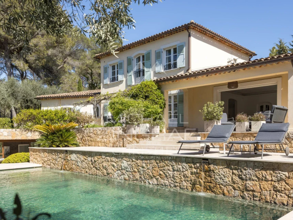 Villa de charme avec piscine et jardin paysager à Mougins.