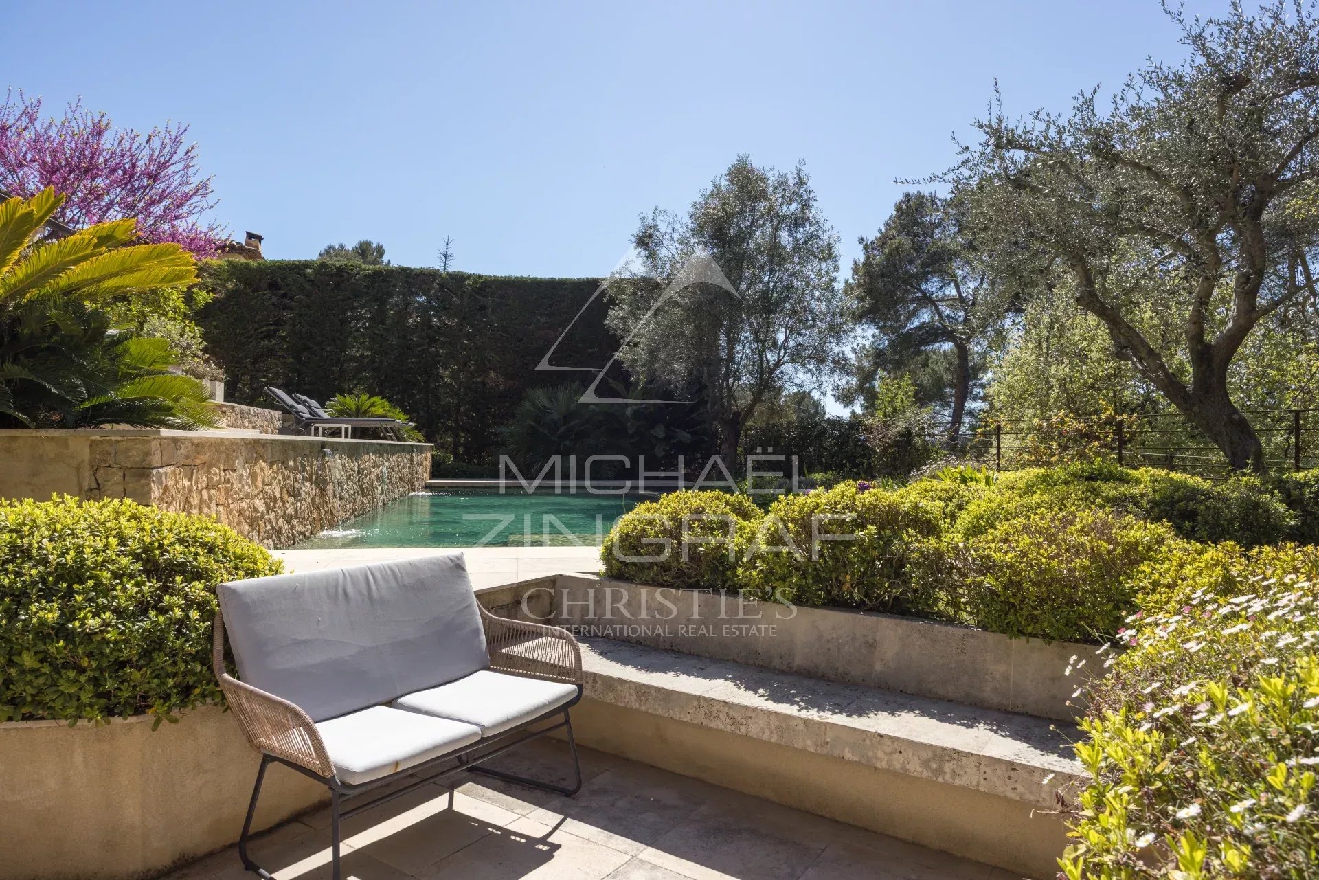 Villa de charme à Mougins Vue d'une villa avec piscine et jardin paysager à Mougins, ensoleillée et calme.