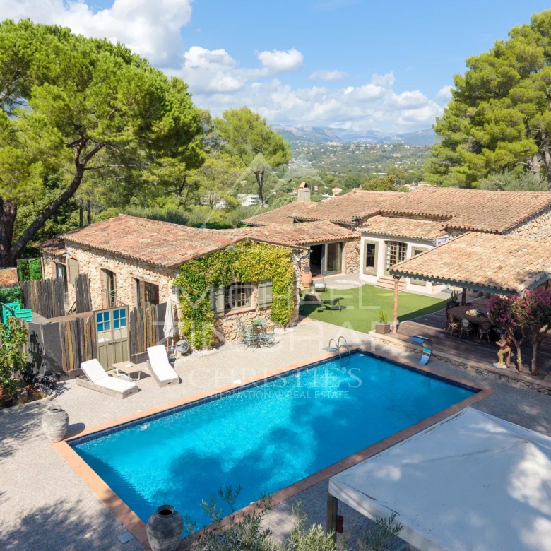 Luxury real estate photo | Charming Properties