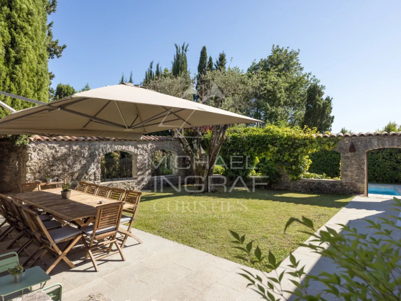 Mas provençal rénové avec terrasse et piscine, entouré de verdure à Mouans-Sartoux.