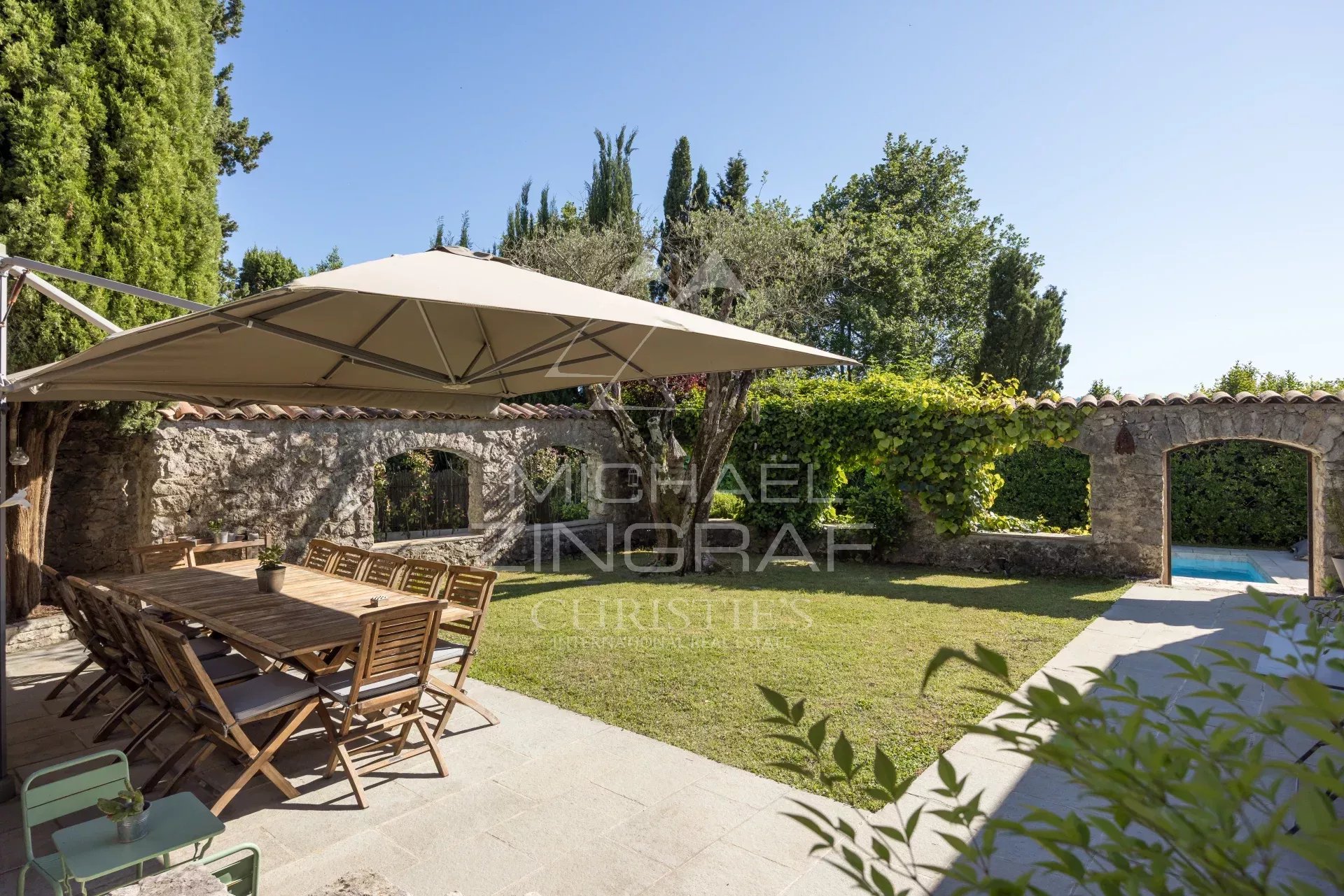Mas provençal rénové avec terrasse et piscine, entouré de verdure à Mouans-Sartoux.