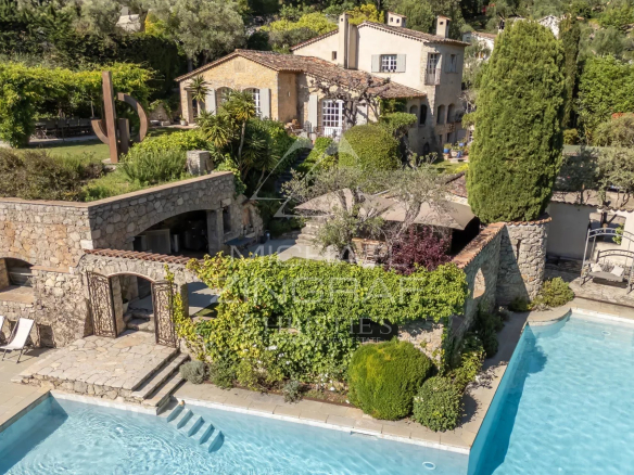 Vue aérienne d'un mas provençal rénové avec piscine et jardin à Mouans-Sartoux.