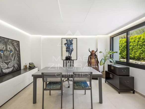 Intérieur d'une villa contemporaine avec bureau et décor moderne à Valbonne.